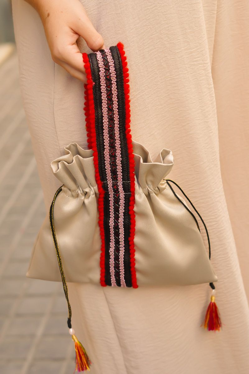 Bolso Dorado Cenefa Roja