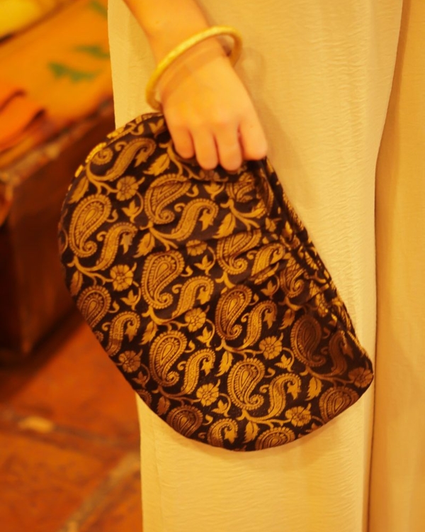 Cartera Marrón Aro Dorado