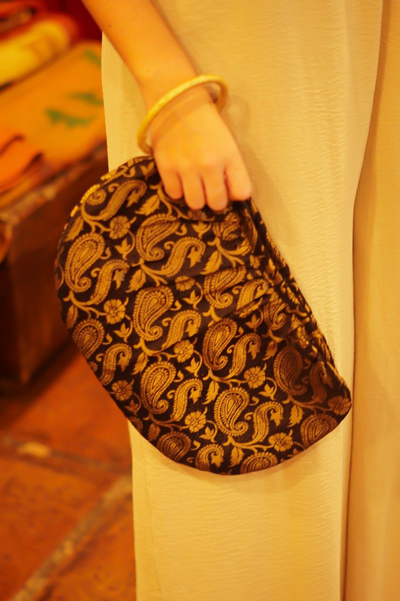 Cartera Marrón Aro Dorado