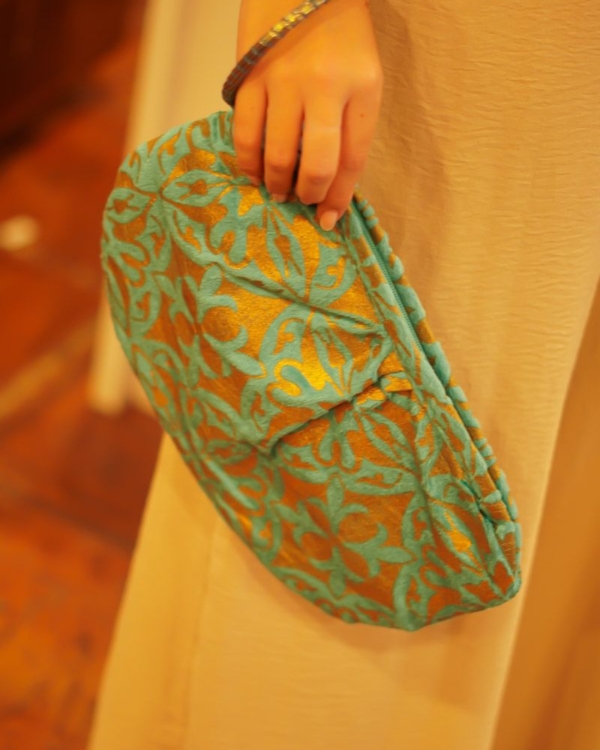 Cartera Azul Aro Dorado