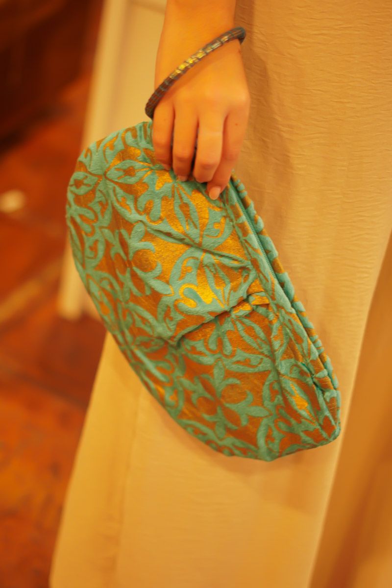 Cartera Azul Aro Dorado