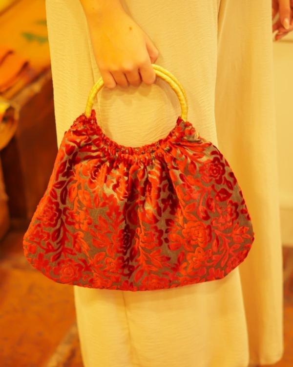 Cartera Rojo Aro Dorado