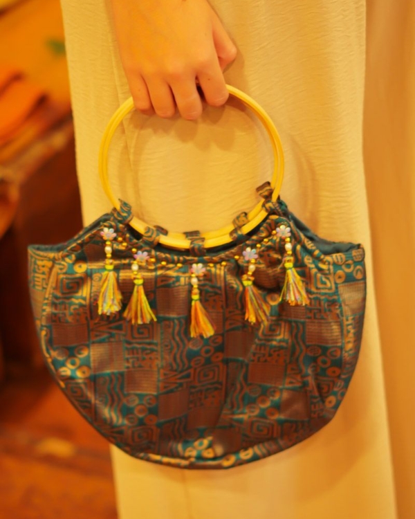 Bolso Pompones Asas Plateadas