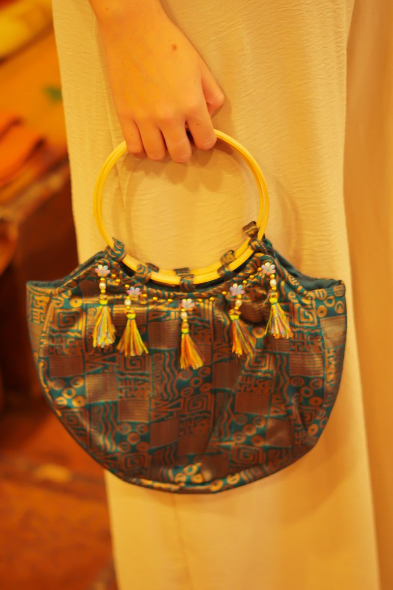 Bolso Pompones Asas Plateadas