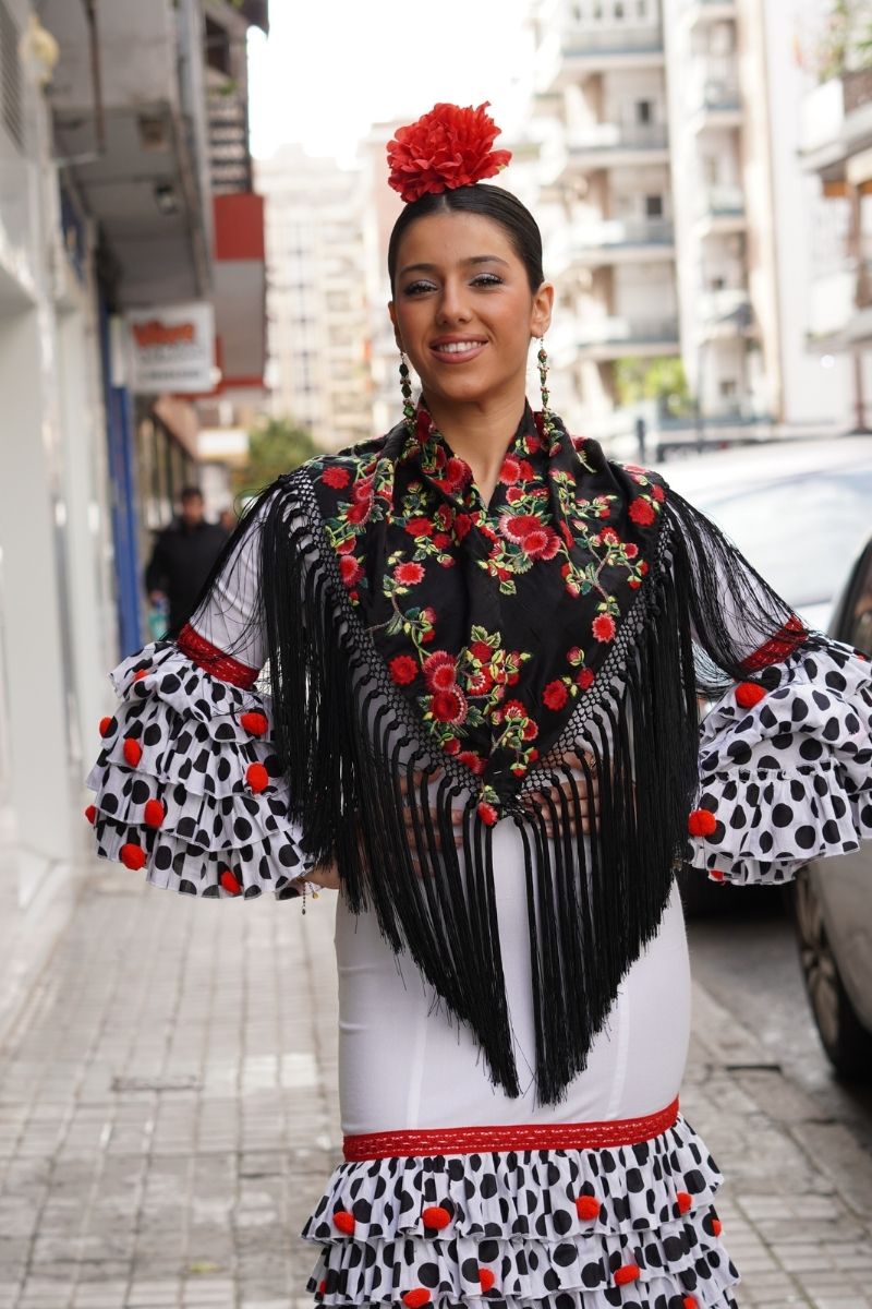 Mantoncillo Flamenca Azabache Flores - Imagen 2