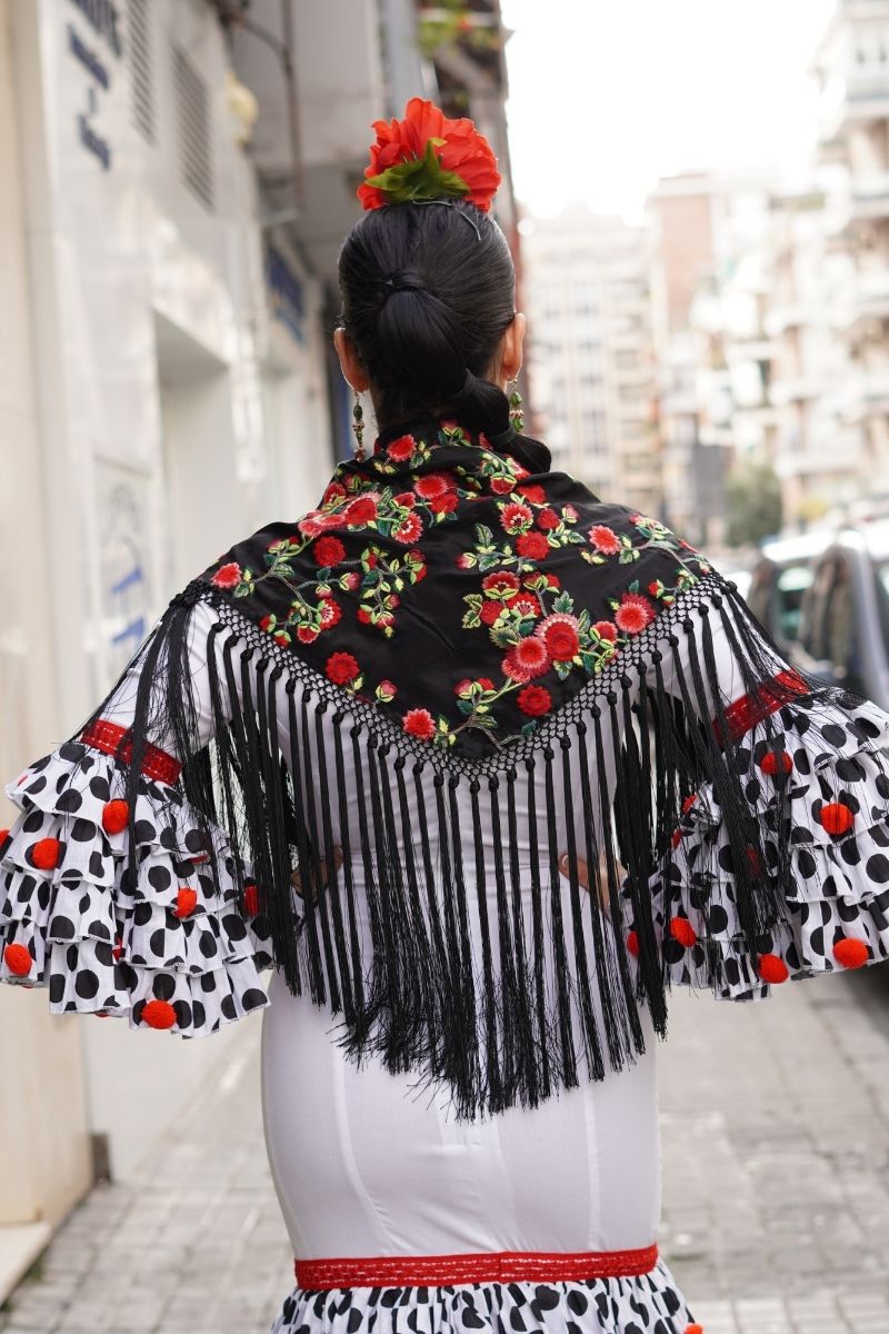 Mantoncillo Flamenca Azabache Flores - Imagen 5