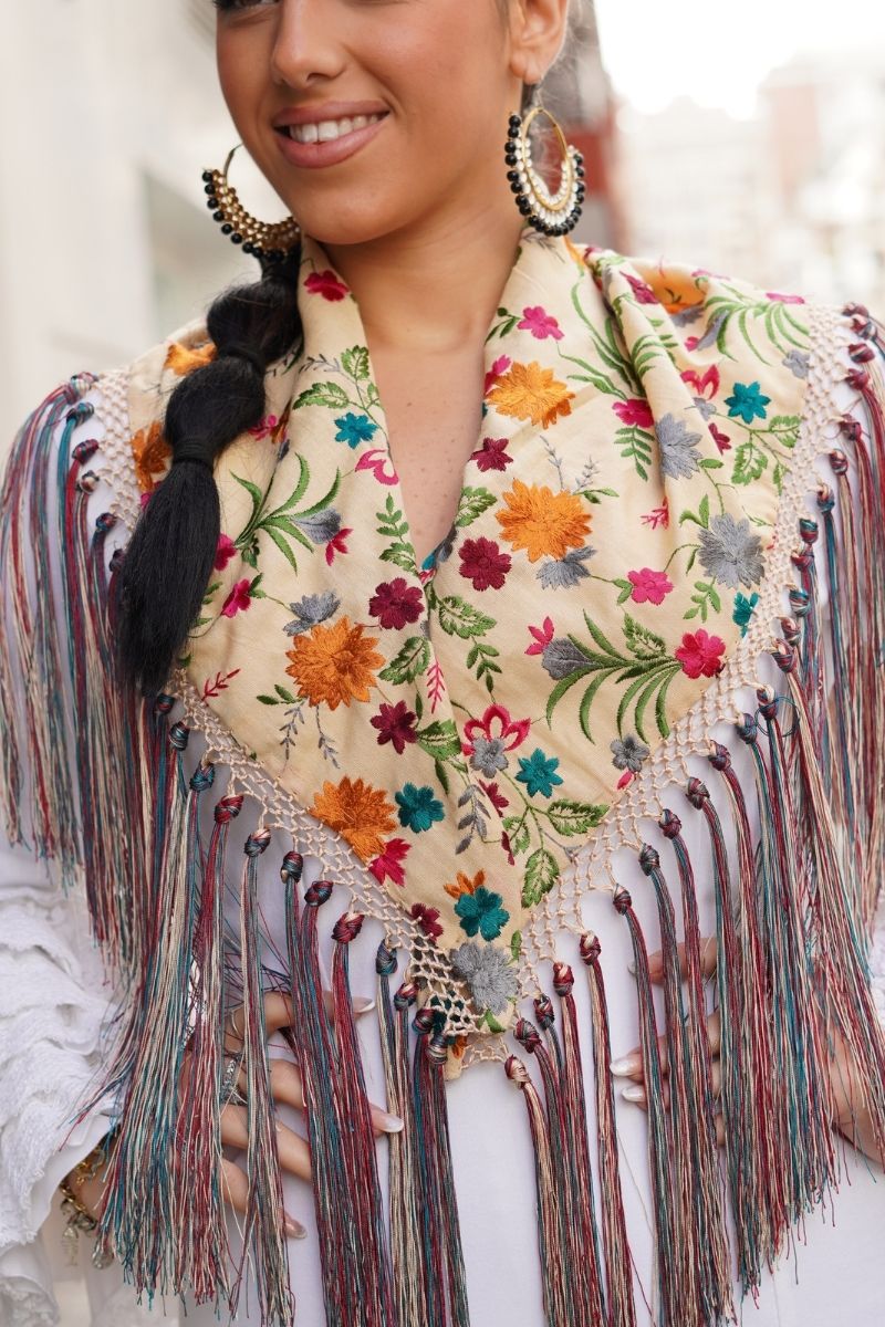Mantoncillo Flamenca Flores Beige - Imagen 3